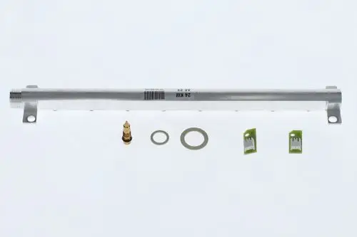 BOSCH Umbausatz bestehend aus einem länglichen Metallrohr, einer Düse, einer Unterlegscheibe und zwei grünen Platinen. Alle Teile sind auf einem weißen Hintergrund angeordnet.